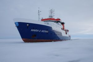 Das Eisrandforschungsschiff Maria S. Merian uf der zugefrorenen Ostsee
