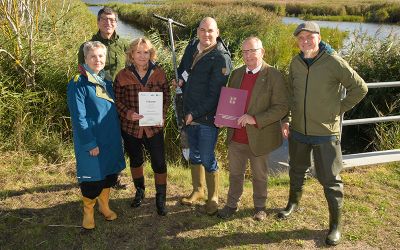 Personen beim Projektauftakt am Bresewitzer Polder (von l.): Maren Voß (IOW), Georg Nikelski (Ostseestiftung), Steffi Lemke, Balázs Baranyai (Ostseestiftung), Till Backhaus, Gerald Jurasinski (Uni. Greifswald)