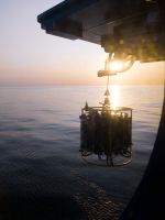 Wasserschöpfer kommt aus etwa 200m Tiefe zurück auf das Schiffsdeck