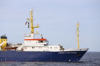 Das IOW-Forschungsschiff "Elisabeth Mann Borgese" auf der Ostsee mit dem offiziellen Logo der UN- Ozeandekade.