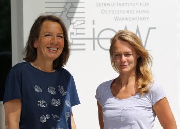 Die IOW-Forscherinnen Joanna Waniek (l.) und Janika Reineccius (r.)