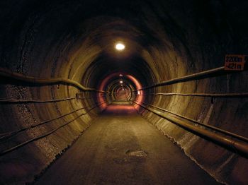 Das Äspö Hard Rock Laboratory ist ein weit verzweigtes Tunnelsystem in der Nähe von Oskarshamn, Schweden, das fast 500 m tief reicht und sich dabei teilweise bis unter die Ostsee erstreckt.