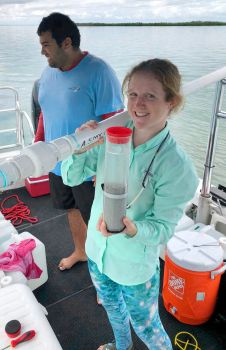 Meereschemikerin Mary Zeller bei der Probennahme im Untersuchungsgebiet der Seegrasstudie in der Florida Bay zusammen mit ihrem Kollegen und Co-Autor Chris Lopes.