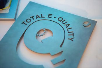 Das TEQ-Prädikat wird vom Verein TOTAL E- QUALITY e.V. für jeweils drei Jahre verliehen. Jährlich zeichnet der Verein Organisationen damit aus, die sich für Chancengleichheit von Frauen und Männern sowie Vielfalt im Beruf einsetzen.