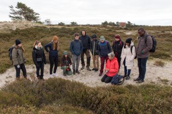 Teilnehmende Nachwuchswissenschaflerinnen und -wissenschaftler bei der Coastal Summer School 2023 auf der Ostseeinsel Hiddensee