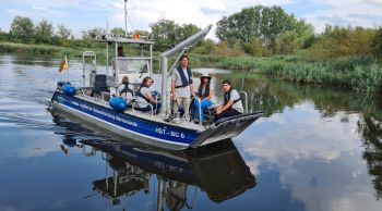 Das IOW-Forschungsboot "Klaashahn" im Einsatz auf der Warnow für die deutsche IESO-Nationalmannschaft