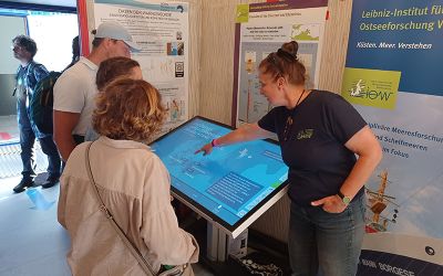 Infostand des IOW auf dem Science@Sail-Campus am Rostocker Stadthafens mit Besuchern