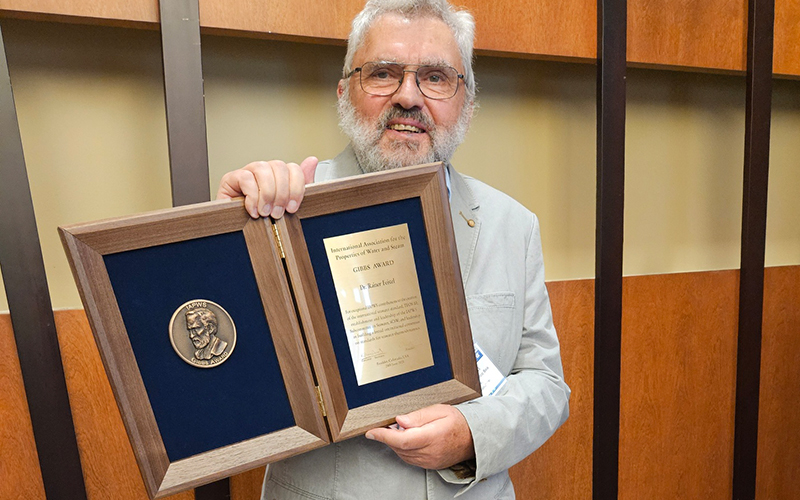 Dr. Rainer Feistel mit dem Gibbs Award der IAPWS