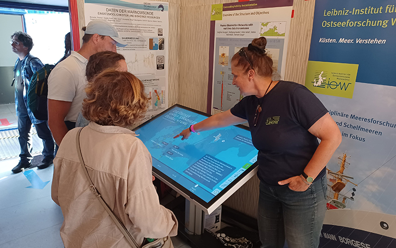 Infostand des IOW auf dem Science@Sail-Campus im Rostocker Stadthafens mit Besuchern