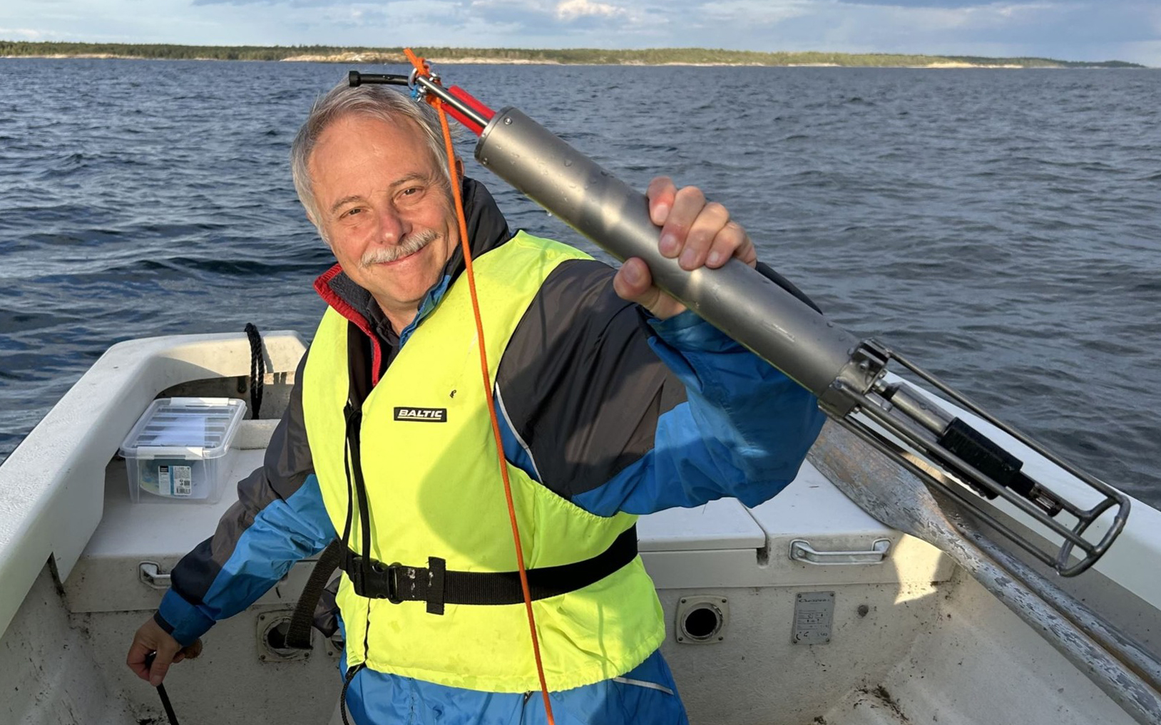 Markus Meier, Experte für Klimawandel im Ostseeraum, bei einer praktischen Übung auf der Ostsee im Rahmen der diesjährigen Baltic Earth Summer School