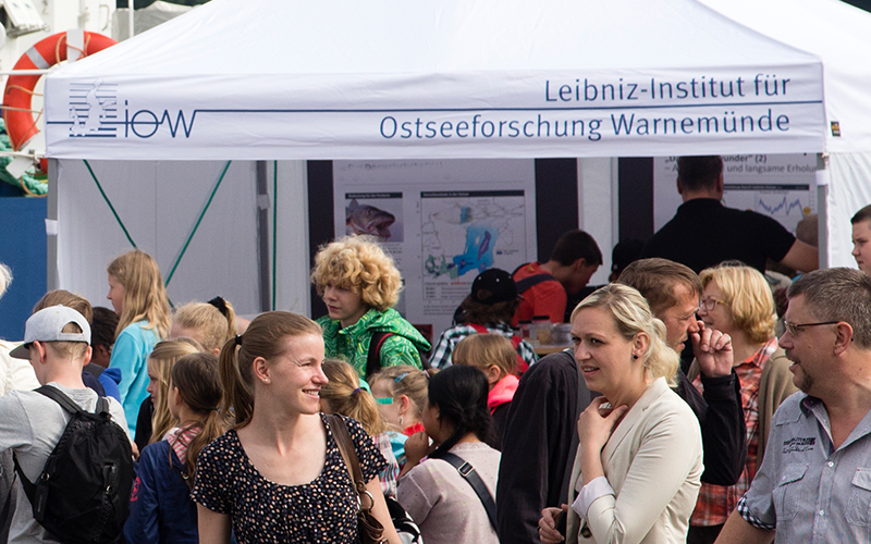 Infostand des IOW an der Kaikante des Rostocker Stadthafens mit zahlreichen Besuchern