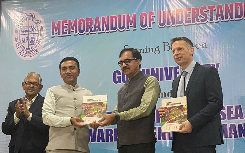 Unterzeichner des MoU zwischen dem IOW und der Goa University (v. l.): Goas Umweltminister Shri Aleixo Sequeira, Goas Ministerpräsident Pramod Sawant, Harial Menon, Vizekanzler der Goa University, IOW-Direktor Oliver Zielinski