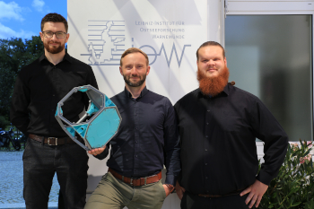 Erfinderteam Maximilian Heinz (links) Nico Günzel (Mitte) und Robert  Balduhn (rechts) mit einem ihrer Modul-Container, Foto: Beck, IOW