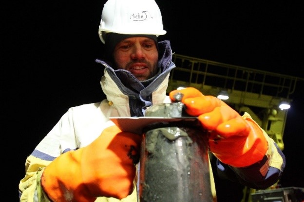 Moonshine-Sampling: Michael beim Beproben der Fehmarnbelt-Sedimentkerne in der Nacht.